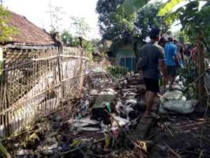 Yanwar Hadi Bangun Tanggul Bersama Warga Atasi Banjir Susulan