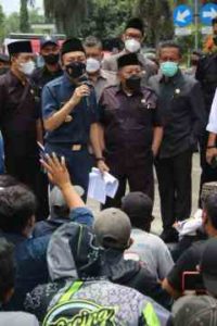 Wagub Blitar Rahmat Santoso Temui Pendemo Usai Rapat Paripurna