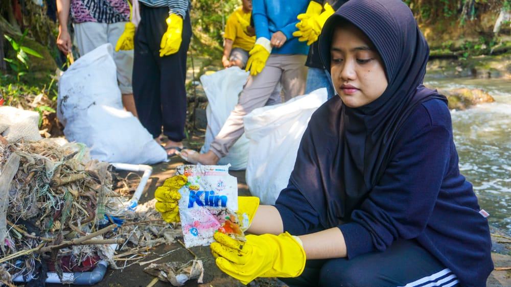 Brand Audit Di Kali Metro, Didominasi Sampah Sachet Unilever, Wings dan Indofood