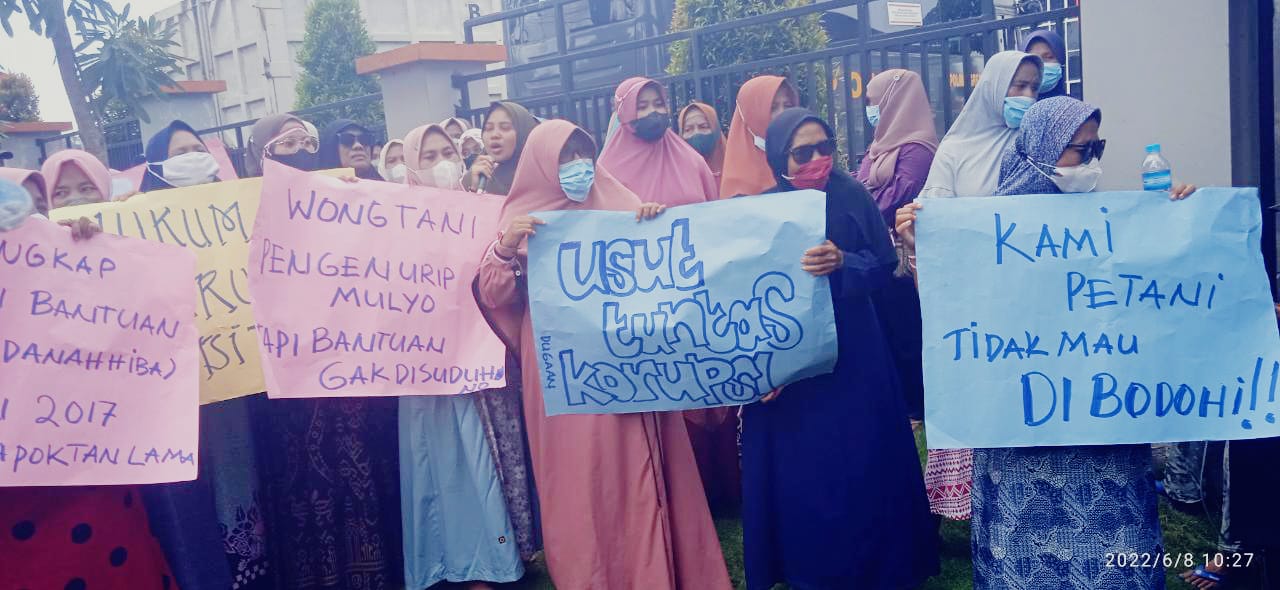 Ratusan Warga Tambakrejo Duduksampeyan Luruk Mapolres Gresik Minta Usut Tuntas Kasus Korupsi Alsintan