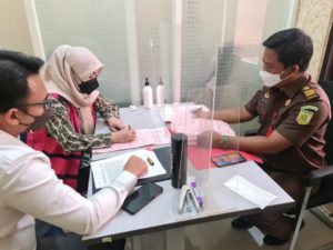 Pasutri Pembobol Bank Jatim Digelandang Di Kejari Tanjung Perak Surabaya