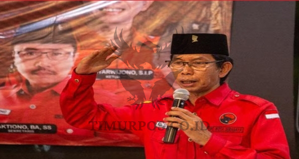 Timurposjatim.com - Adanya aliran dana uang penjualan Barang Sitaan Satpol PP Surabaya kebeberapa kader Partai Demokrasi Indonesia Perjuangan (PDIP) yang terkuak dalam nota keberatan (eksepsi) dari terdakwa mantan Kepala Bidang Ketentraman dan Ketertiban Umum Satpol PP Kota Surabaya Ferry Jacom. Jumat, (07/10/2022). Ketua DPC PDIP Surabaya Adi Sutarwijono disingung adanya dana yang sempat mengalir ke kader-kader PDIP kota Surabaya mengatakan bahwa, pada prinsipnya, kami masih menghormati proses hukum yang masih berjalan. Disingung apakah ada sangsi bagi nama-nama yang dicatut oleh terdakwa Ferry Jacom yang dibacakan oleh penasehat hukumnya Abdurrahman Saleh di Pengadilan Negeri Tindak Pidana Korupsi (Tipikor) Surabaya. Adi Sutarwijono mengatakan bahwa, kami masih tunggu proses hukum. Kami tunggu proses hukum mas," kata Adi Sutarwijono yang juga sebagai Ketua DPRD Kota Surabaya, kepada Timurposjatim.com Untuk diketahui perkara ini bermula adanya anggota Satpol PP Kota Surabaya (Ferry Jacom dkk) pada sekitar Mei lalu diduga menjual barang bukti hasil kegiatan penertiban yang dilakukan oleh Satpol PP Kota Surabaya yang berada di Gudang Satpol PP Kota Surabaya Jl. Tanjungsari No. 11-15 Surabaya kepada pihak lain senilai sekitar Rp500 juta dan adanya kejadian tersebut Kapala Sat Pol PP Surabaya Dr. Eddy Chistijanto M,SI menerima laporan bahwa telah terjadi kegiatan pengangkutan barang bukti keluar gudang penyimpanan tanpa seijinnya. Kemudian oleh Eddy Chistijanto melaporkan kepada Kejari Surabaya lalu ditindak lanjuti dengan adanya Surat Perintah Penetapan Tersangka Nomor : Print-05/M.5.10/Fd.1/07/2022 tanggal 13 Juli 2022 dan terhadap Ferry Jacom JPU mendakwa dengan Pasal 10 huruf a, Pasal 10 huruf b Jo. Pasal 15 Jo. Pasal 18 UU RI Nomor 31 Tahun 1999 tentang Pemberantasan Tindak Pidana Korupsi sebagaimana telah diubah dengan UU RI Nomor 20 Tahun 2001 tentang perubahan atas UU RI Nomor 31 Tahun 1999 tentang Pemberantasan Tindak Pidana Korupsi. Perlu diperhatikan bahwa, dalam eksepsi yang dari terdakwa melalui penasehat hukumya mengatakan bahwa, adanya upaya dari pihak Sat Pol PP Surabaya dengan membiarkan orang lain menghilangkan, menghancurkan, merusak atau tidak dapat dipakai barang tersebut dan adanya keterlibatan orang dalam mencarikan pembeli antara lain yakni Cak Sun, Yateno Kader PDI Perjuangan, Ketua PAC Kecamatan Dukuh Pakis Surabaya, sekaligus merangkap sebagai Ketua LMKM Kelurahan Prada Kalikendal Surabaya, Slamet Sugiarto yang merupakan kader PDI Perjuangan dan sekaligus Ketua RT Prada Kalikendal Surabaya. Muhammad S Hanjaya (abah Yaya) membantu menawarkan untuk pencarian pembeli. "Hal ini terkuak dari adanya pengakuan dari terdakwa yang mana mereka ( cak, sun, Yateno, abah Yaya ) meminta tolong kepada Asisten II Pemkot Surabaya yakni Irwan Widyanto untuk mediasi terkait penjual barang sitaan dan untuk mengembalikan uang hasil penjual tersebut sebesar Rp. 500 juta," kata Abdurrahman. Ia menambahkan, kemudian pada tanggal 27 Mei 2022 sekitar pukul 22.00 WIB, terdakwa menyerahkan uang sebanyak Rp. 300 juta di Kelurahan Prada Kali Kendal Surabaya. Kemudian dihari yang sama Cak Sun, yateno, Abah Yaya dan Slamet Sugianto mendatangi rumah abah Sinan untuk mengembalikan uang Rp. 500 juta kepada saksi Abah Abdul Rahman. "Apakah saksi Abah Abdul Rahaman sudah menerima pengembalian tersebut, masih dipertanyakan," bebernya. Masih kata Abdurrahman Saleh bahwa, Pada tanggal 20 April 2022 ada proyek Pembanguan Pukesmas di dekat kantor Sat Pol PP Surabaya, untuk itu dilakukan pembersihan dan didapatkan ada 4.500 botol minuman keras (miras) untuk dipindahkan.