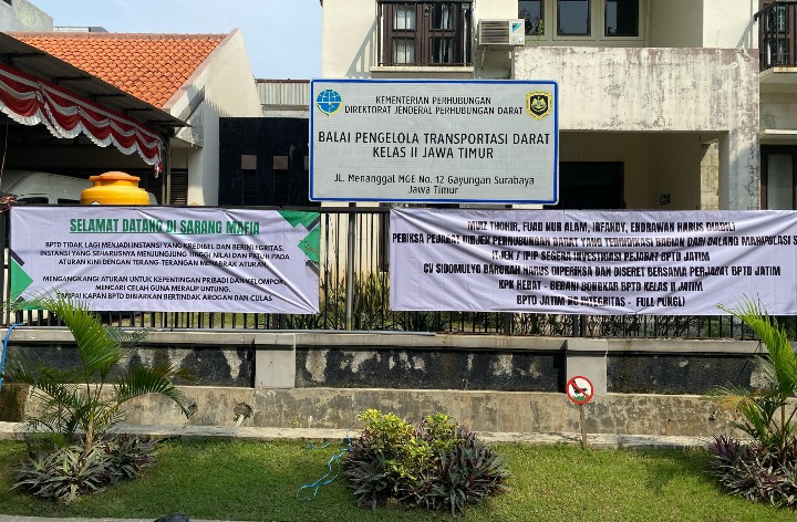 Holik Bersama KCB Jatim Pasang Benner di Kantor BPTD Kelas II Jatim