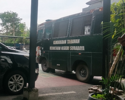 Tersangka Cabul Bimas Nurcahya Diangkut Bus Tahanan Berkarat di Kejari Surabaya