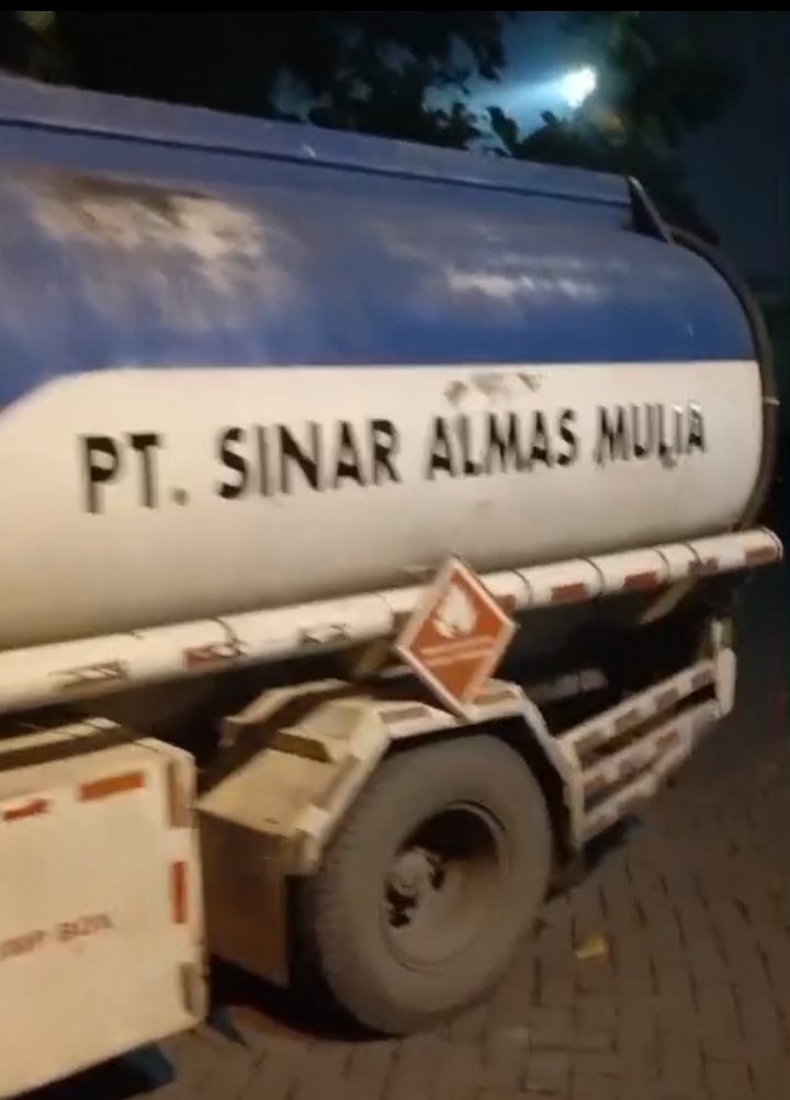 Tiga Truk BBM Diduga Ilegal Diamankan di Tanjung Perak, Pelepasannya Disorot